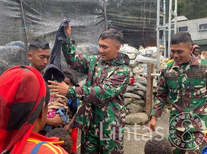 Satgas Yonif 323 Buaya Putih Bagikan Pakaian Untuk Masyarakat Sekitar Titik Kuat