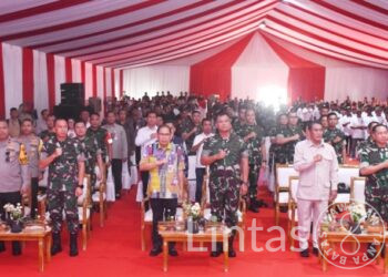Wakasad Dampingi Panglima TNI Launching Padi Sinar Mentari Dan Resmikan Jembatan Gantung Merah Putih