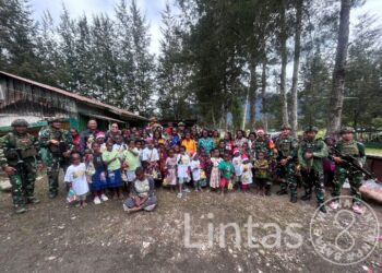 Satgas Yonif 323/BP Berbagi Kasih Natal di Gereja Eklesia Kampung Kago