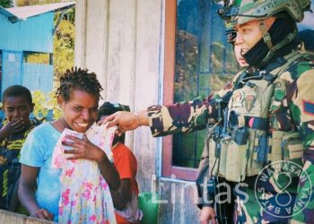 Warga Bilogai Papua, Antusias Sambut Komsos Satgas Habema