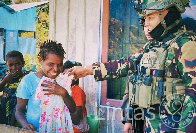 Warga Bilogai Papua, Antusias Sambut Komsos Satgas Habema