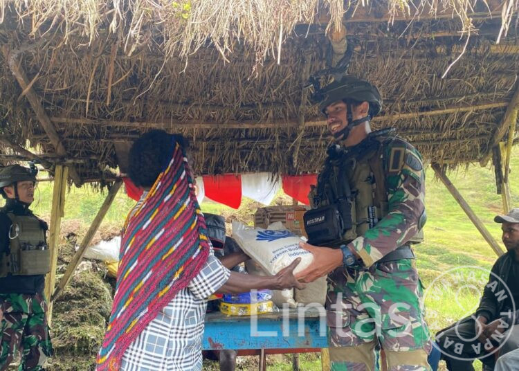 Satgas Habema Bagikan Sembako Untuk Warga Mbuwa Papua