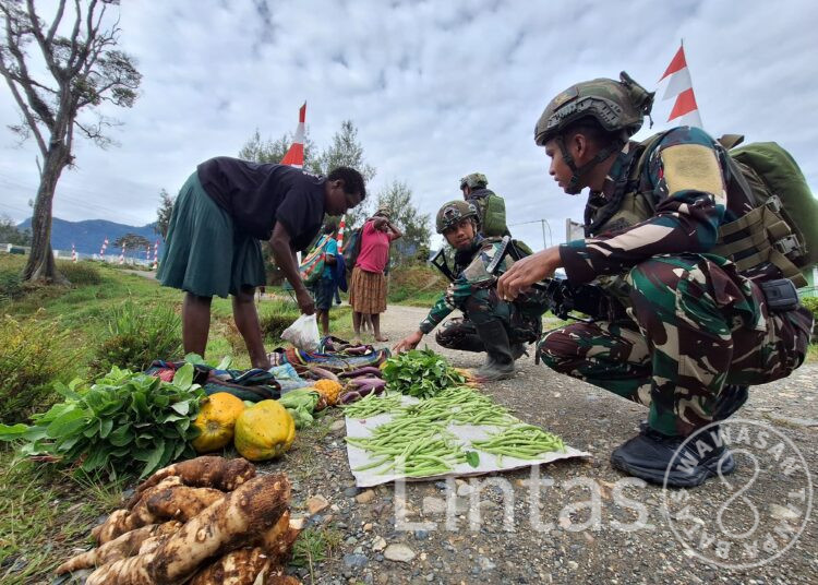 Rosita Satgas Habema Bantu Ekonomi Warga Yalai Distrik Sugapa Papua