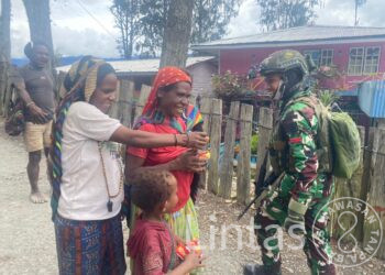 Warga Pesiga, Distrik Sugapa Papua, Gembira Sambut Komsos Satgas Habema