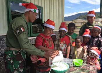 Prajurit Yonif 323 Buaya Putih Bagi Resep Kue Spesial untuk Warga Wako