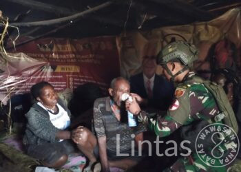 Prajurit Yonif 323 Buaya Putih Kostrad, Jaga Kesehatan Masyarakat Di Pedalaman Papua