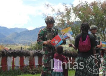 Prajurit Yonif 323 Buaya Putih Kostrad Berbagi Kebaikan di Tanah Papua