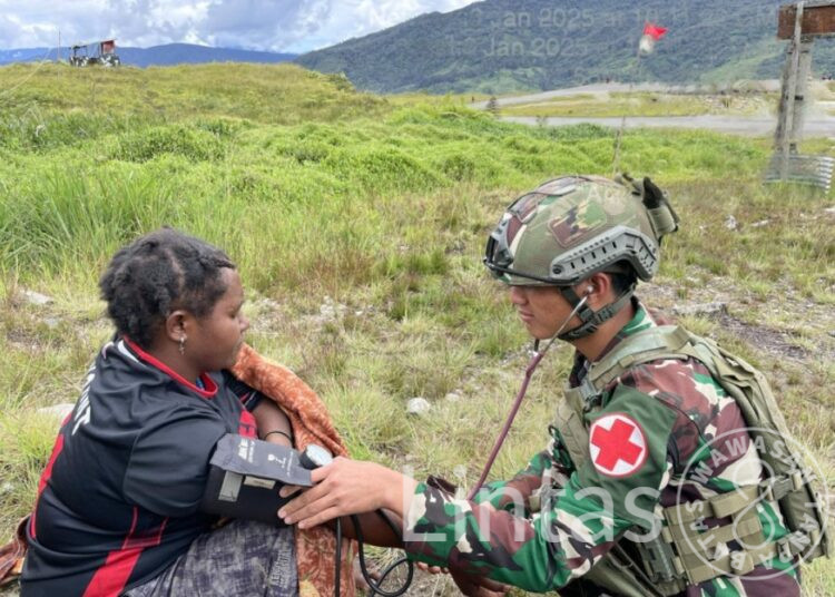Pasukan Yonif 323 Kostrad Buaya Putih Gencar Bangun Kesehatan di Pedalaman Papua