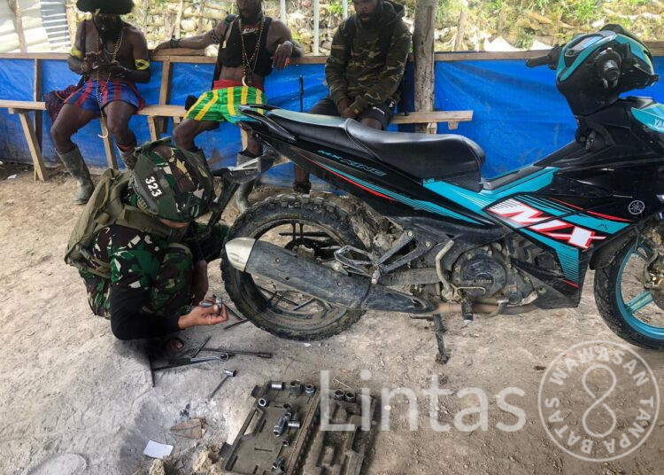 Prajurit Yonif 323 Buaya Putih Kostrad, Bantu Perbaiki Kendaraan Warga Papua