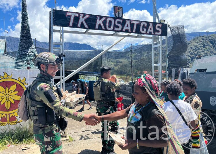 Minggu Kasih Penuh Berkah, Satgas Yonif 323 Buaya Putih Kostrad di Distrik Ilaga Papua