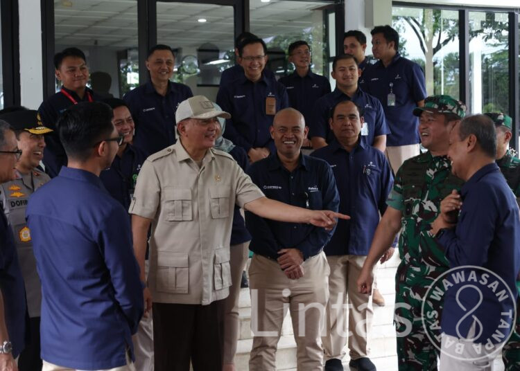 Kasad Dampingi Menhan RI Kunjungi SMA Taruna Nusantara dan PT Pindad