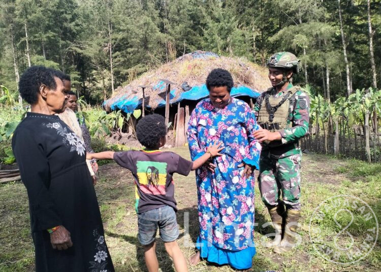 Masyarakat Senang, Satgas Yonif 323 Kostrad Bagikan Pakaian