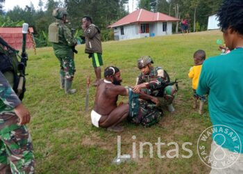 Bakti Sosial Prajurit Yonif 323 Buaya Putih Kostrad, Berikan Senyuman Warga Pedalaman Papua