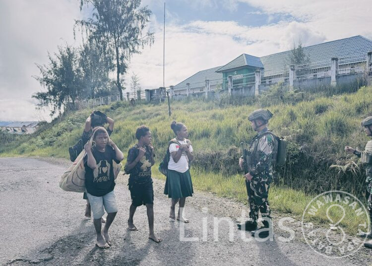 Warga Sambili Distrik Sugapa Papua, Gembira Sambut Komsos Satgas Habema