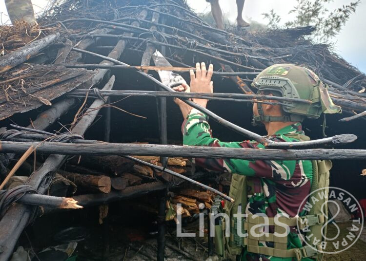 Satgas Yonif 323 Buaya Putih Kostrad, Gotong Royong Perbaiki Honai Warga Distrik Mage’abume Papua
