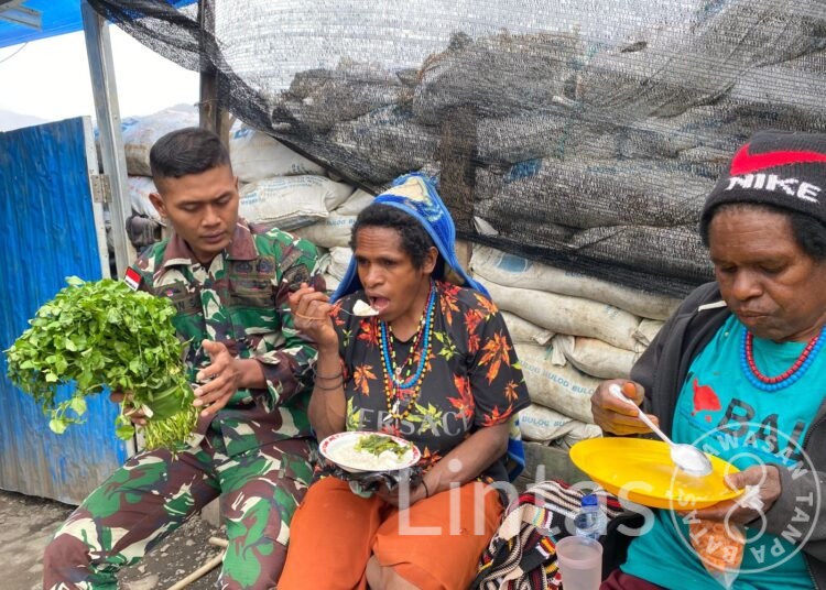 Senyum Mama Kago Makan Siang Bersama Prajurit Yonif 323 Buaya Putih Kostrad