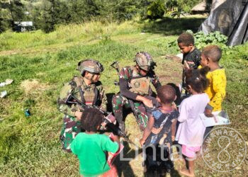 Prajurit Yonif 323 Buaya Putih Kostrad Bagi-Bagi Buku Tulis Untuk Anak-Anak Kampung Kago Distrik Ilaga, Papua Tengah