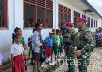 Warga Kiribun Papua, Senang Terima Komsos Marinir Satgas Habema