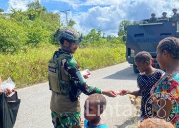 Warga Kiribun Distrik Dekai Papua, Senang Terima Komsos Marinir Satgas Habema