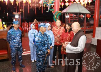 Komandan Lanud Husein Sastranegara Kunjungi Vihara Untuk Pererat Toleransi Pada Perayaan Tahun Baru Imlek