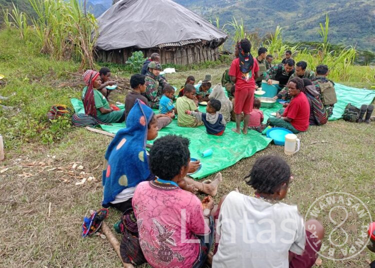 Kehangatan dan Kebersamaan Satgas 323 Buaya Putih Kostrad Bersama Warga Kampung Megeabume  Distrik Sinak, Papua Tengah