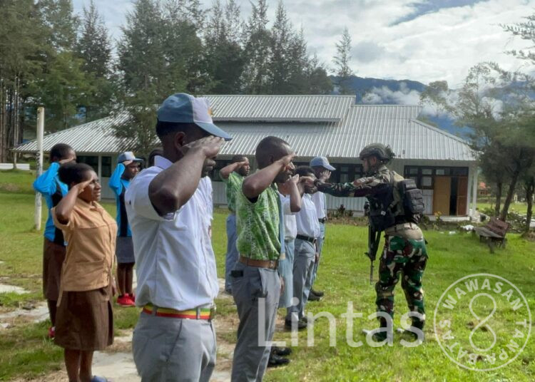 Latih Baris Berbaris, Satgas Yonif 323/Buaya Putih Kostrad Tanamkan Disiplin Anak Pedalaman Papua