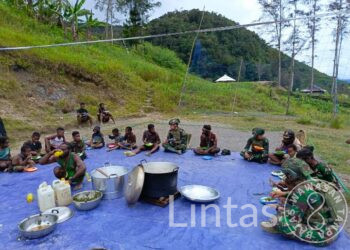 Prajurit Buaya Putih Kostrad Ajak Makan Siang Bersama Masyarakat