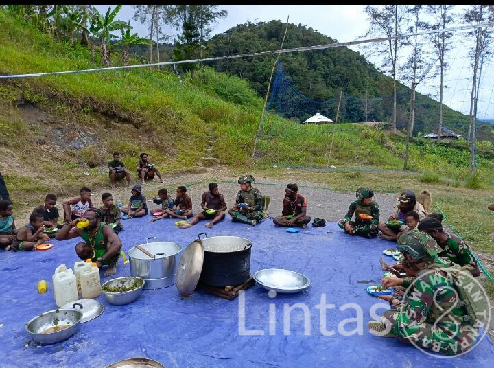 Prajurit Buaya Putih Kostrad Ajak Makan Siang Bersama Masyarakat