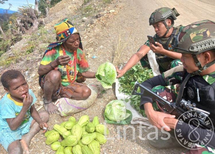 Rosita Satgas Habema Bantu Ekonomi Warga Mbilusiga Papua