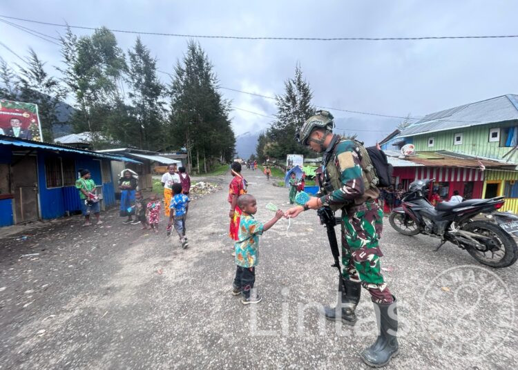 Satgas Yonif 323 Buaya Putih Kostrad Bawa Kebahagiaan Untuk Anak-Anak