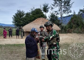 Satgas Yonif 323 Buaya Putih Kostrad, Anjangsana Sekaligus Beri Pengobatan Gratis Warga Papua