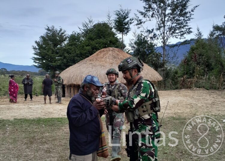 Satgas Yonif 323 Buaya Putih Kostrad, Anjangsana Sekaligus Beri Pengobatan Gratis Warga Papua