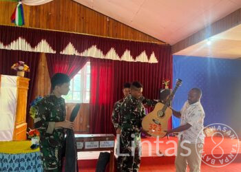 Wujudkan Harmoni, Satgas Yonif 323/BP Kostrad, Beri Bantuan Alat Musik Pada Jemaat Gereja Jenggernok Papua