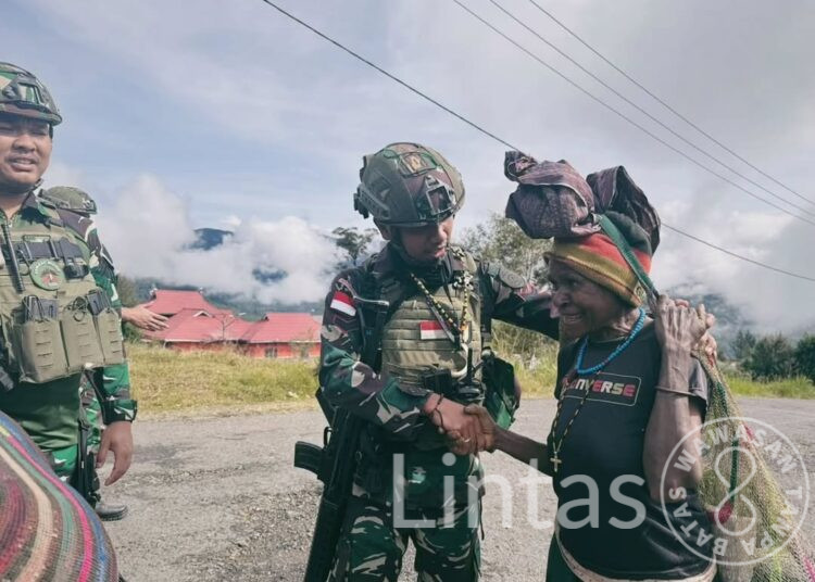 Jaga Keamanan Warga, Satgas Yonif 509 Kostrad Patroli Keamanan di Kampung Mamba