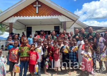 Hadir Membawa Kebahagiaan, Satgas Yonif 503 Kostrad Bagikan Bingkisan Untuk Anak Papua