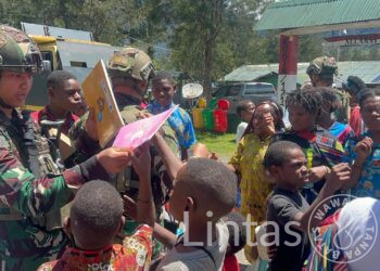 Prajurit Yonif 323/Buaya Putih Kostrad Beri Kejutan untuk Anak-Anak Pedalaman Papua