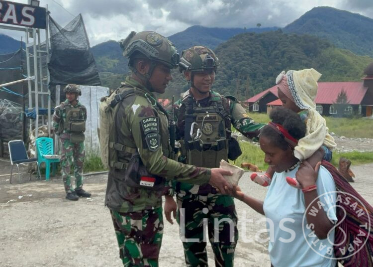 Minggu Kasih Satgas Yonif 323/Buaya Putih Kostrad Berbagi Makanan