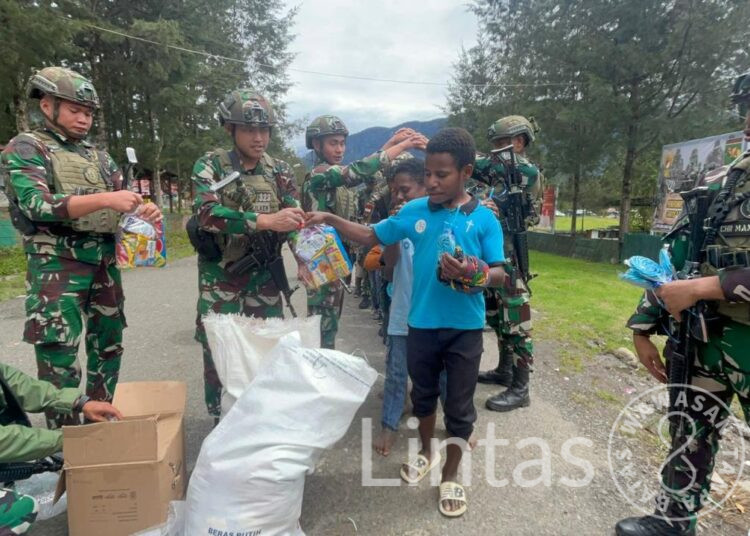 Satgas Yonif 323/Buaya Putih Kostrad Bagikan Makanan dan Permen untuk Anak-Anak Kampung Kago Papua