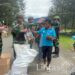 Satgas Yonif 323/Buaya Putih Kostrad Bagikan Makanan dan Permen untuk Anak-Anak Kampung Kago Papua