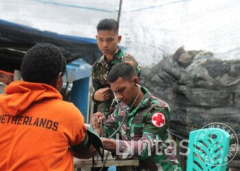 Fasilitas Kesehatan Jauh, Satgas Yonif 323/BY Kostrad Gelar Pelayanan Kesehatan Gratis