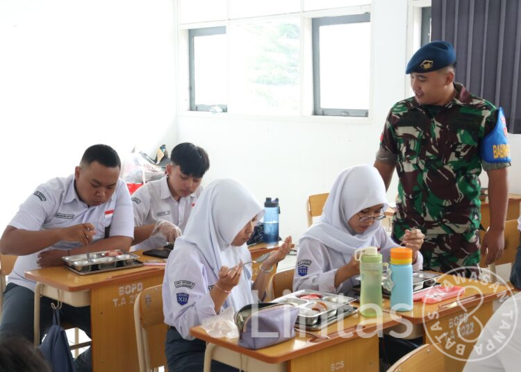 SPPG Lanud Husein Sastranegara Salurkan Ribuan Paket Makanan Bergizi ke SMA Negeri 9 Bandung