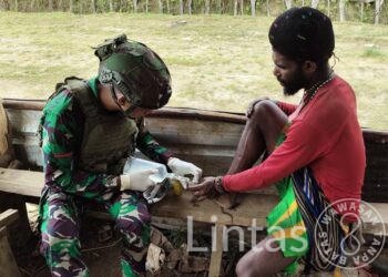 Respon Cepat, Satgas Yonif 323/Buaya Putih Kostrad Obati Luka Masyarakat Kampung Mayuberi