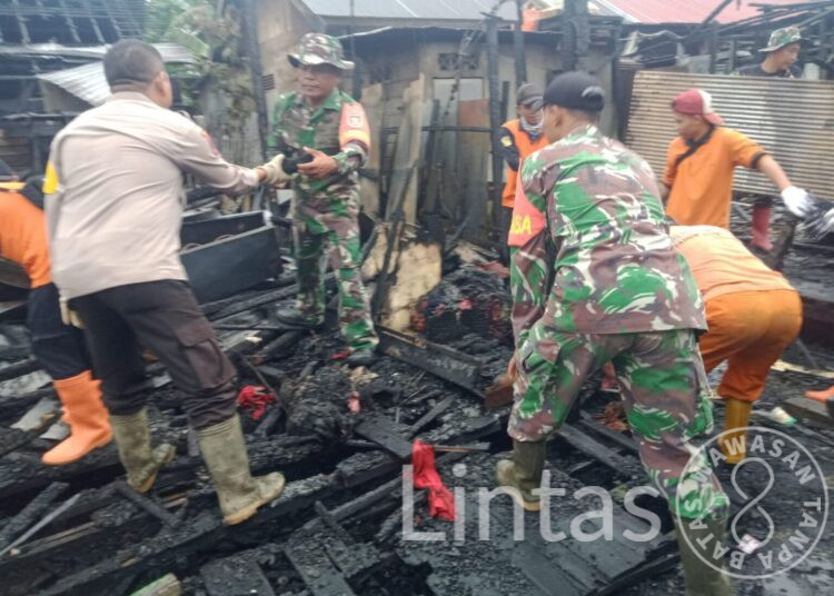 Gerak Cepat, Sinergi TNI-Polri dan Pemerintah Daerah Bantu Korban Kebakaran di Barabai Darat
