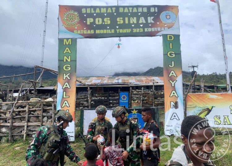 Bingkisan Kebahagiaan Untuk Anak-Anak Papua, Dari Prajurit Yonif 323/Buaya Putih Kostrad