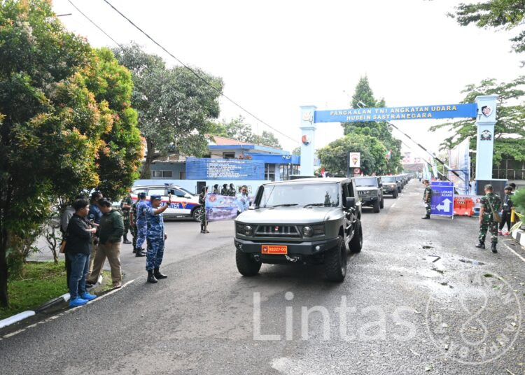 Ribuan Warga Antusias Ikuti Kirab Rantis Maung di Lanud Husein Sastranegara