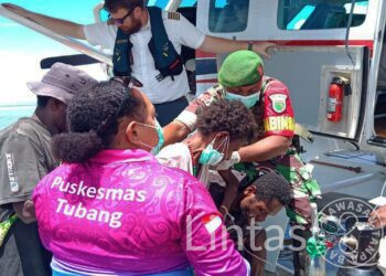 Babinsa dan Tenaga Medis Berjibaku Evakuasi Warga Dodalim Lewat Jalur Sungai dan Udara