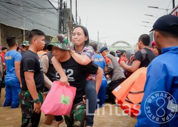 Yonif 202/Tajimalela Kerahkan Ratusan Personel dan Bangun Dapur Lapangan Bantu Korban Banjir Bekasi