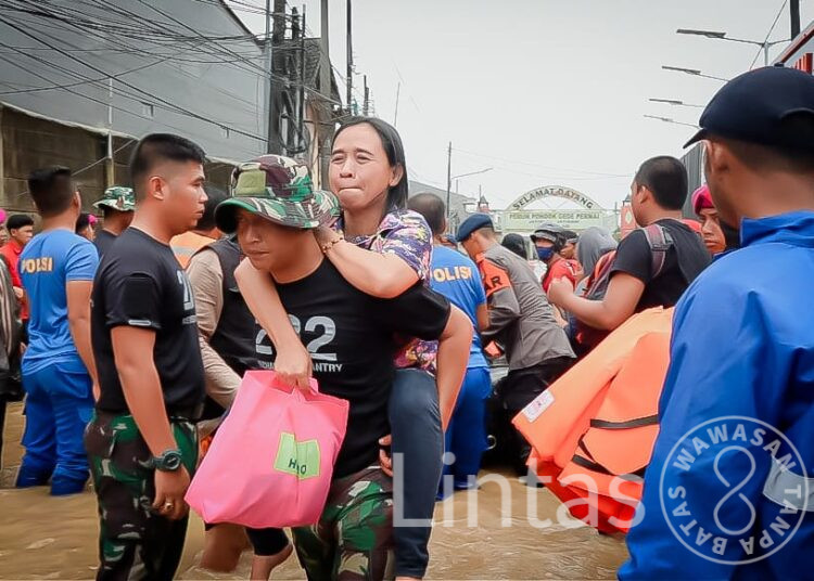 Yonif 202/Tajimalela Kerahkan Ratusan Personel dan Bangun Dapur Lapangan Bantu Korban Banjir Bekasi