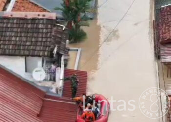 Personel Kodim 0507/Bekasi Tanpa Kenal Lelah Bantu Korban Banjir