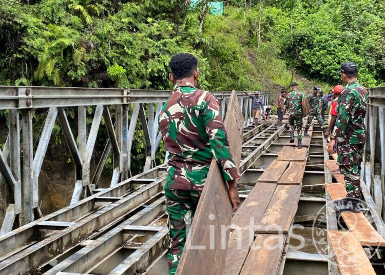 TNI Bersama Warga Perbaiki Jembatan Buka Akses Ekonomi di Papua